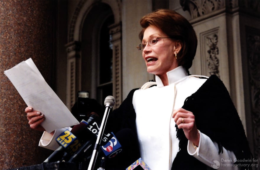 Mary Tyler Moore speaks before reporters about factory farming. (Photo by Derek Goodwin)