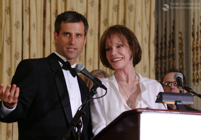 Gene Baur and Mary Tyler Moore at Farm Sanctuary’s 2004 Gala, for which she served as chairperson.